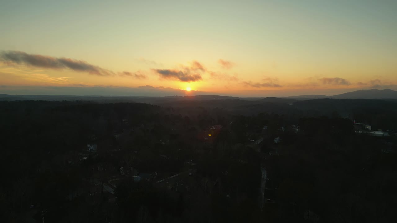 puesta de sol sobre cumming, georgia en invierno