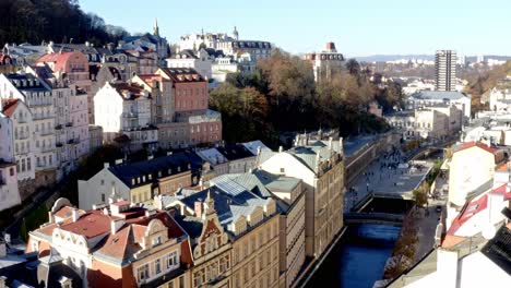 Ciudad-Balneario-De-Karlovy-Vary-Con-Bonitas-Casas-Y-El-Río-Teplá-A-La-Luz-Del-Sol