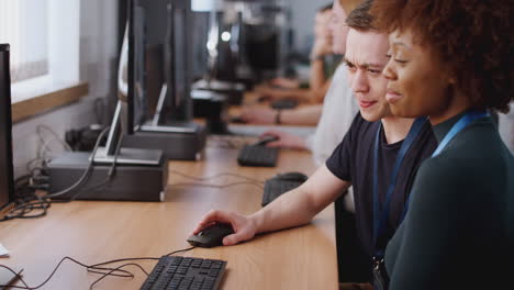 Gruppe-Von-College-Studenten,-Die-Computerdesign-Studieren,-Sitzen-An-Monitoren-Im-Klassenzimmer