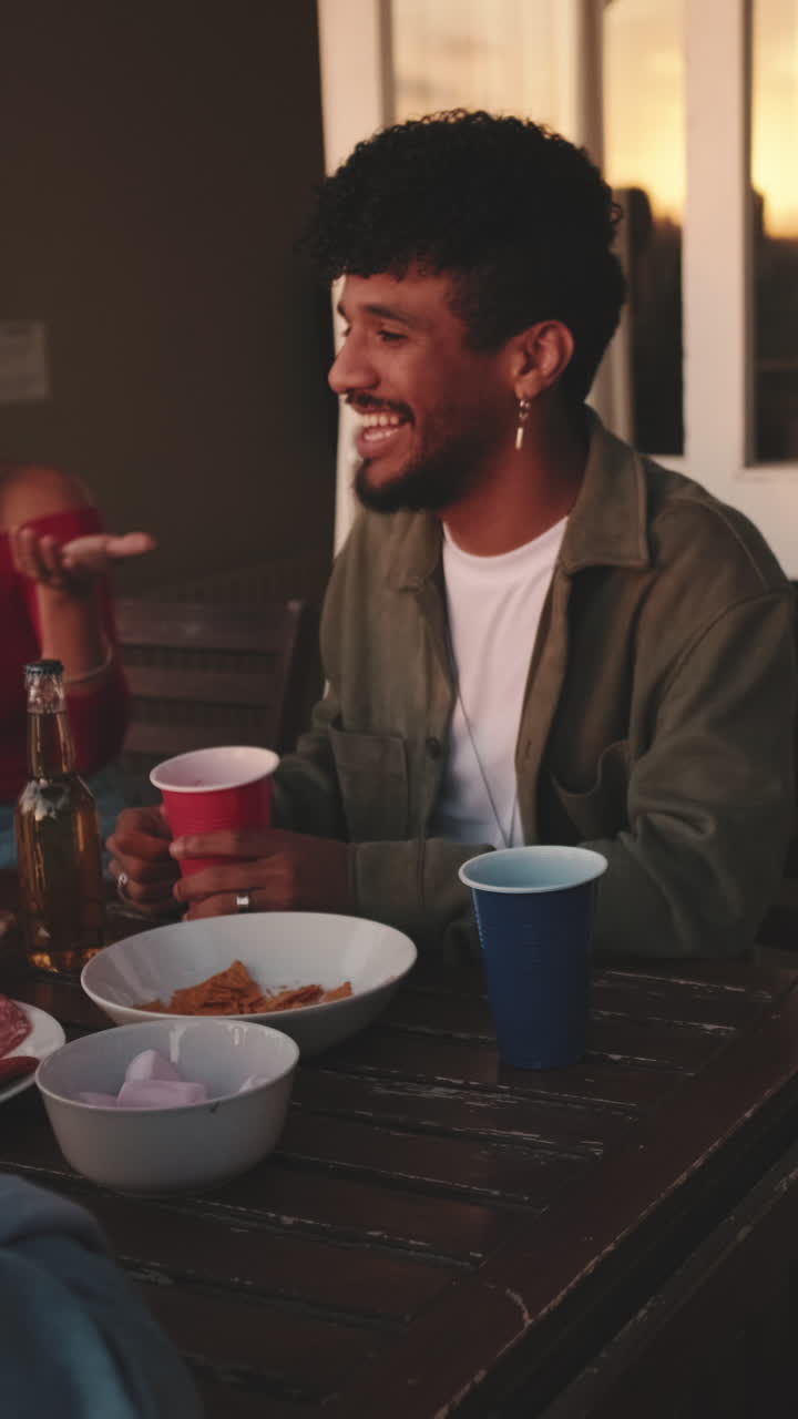 amigos celebrando con comida y bebidas