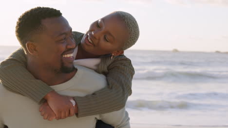 Couple-happy-on-summer-vacation-at-the-beach