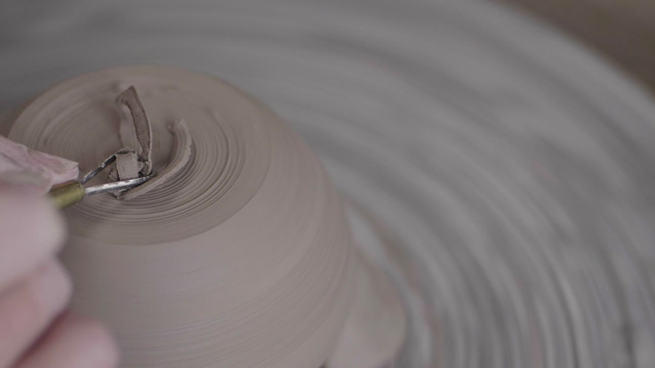 물레에서 도자기를 만드는 사람