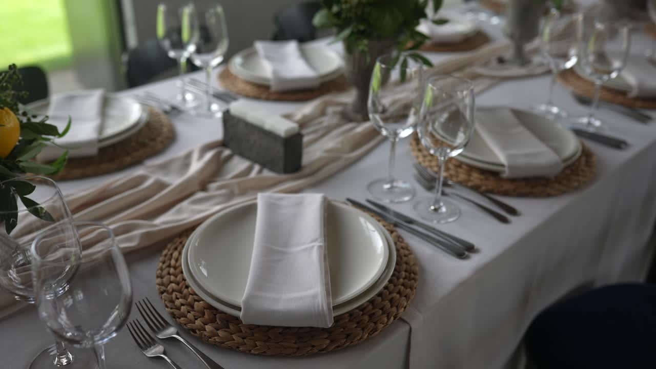 elegante decoración de la mesa para un evento formal