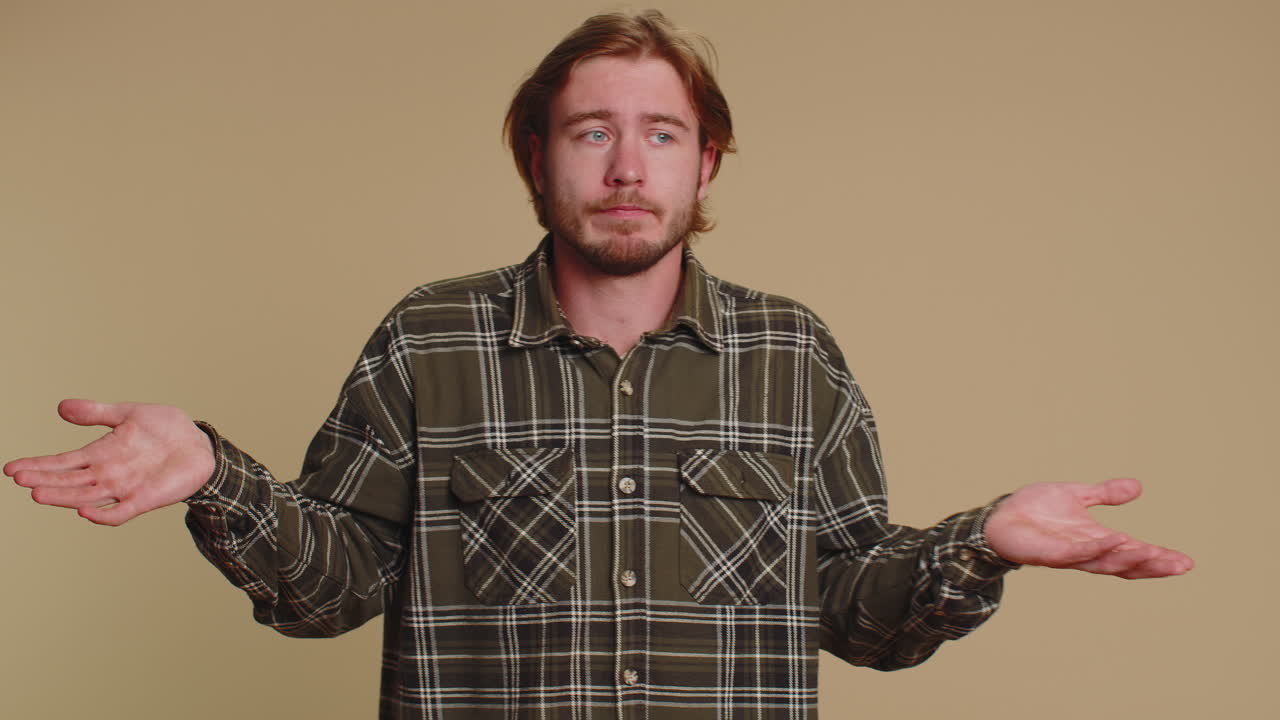 hombre confundido sintiéndose avergonzado por una pregunta ambigua, teniendo dudas, sin idea, sin idea, incierto