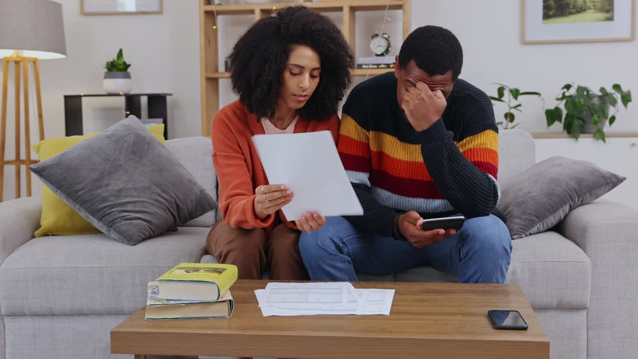 estrés, frustrado y pareja en el sofá