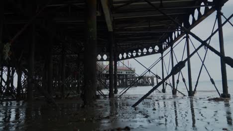 Toma-Amplia-De-La-Estructura-Debajo-De-Un-Muelle-Junto-Al-Mar.