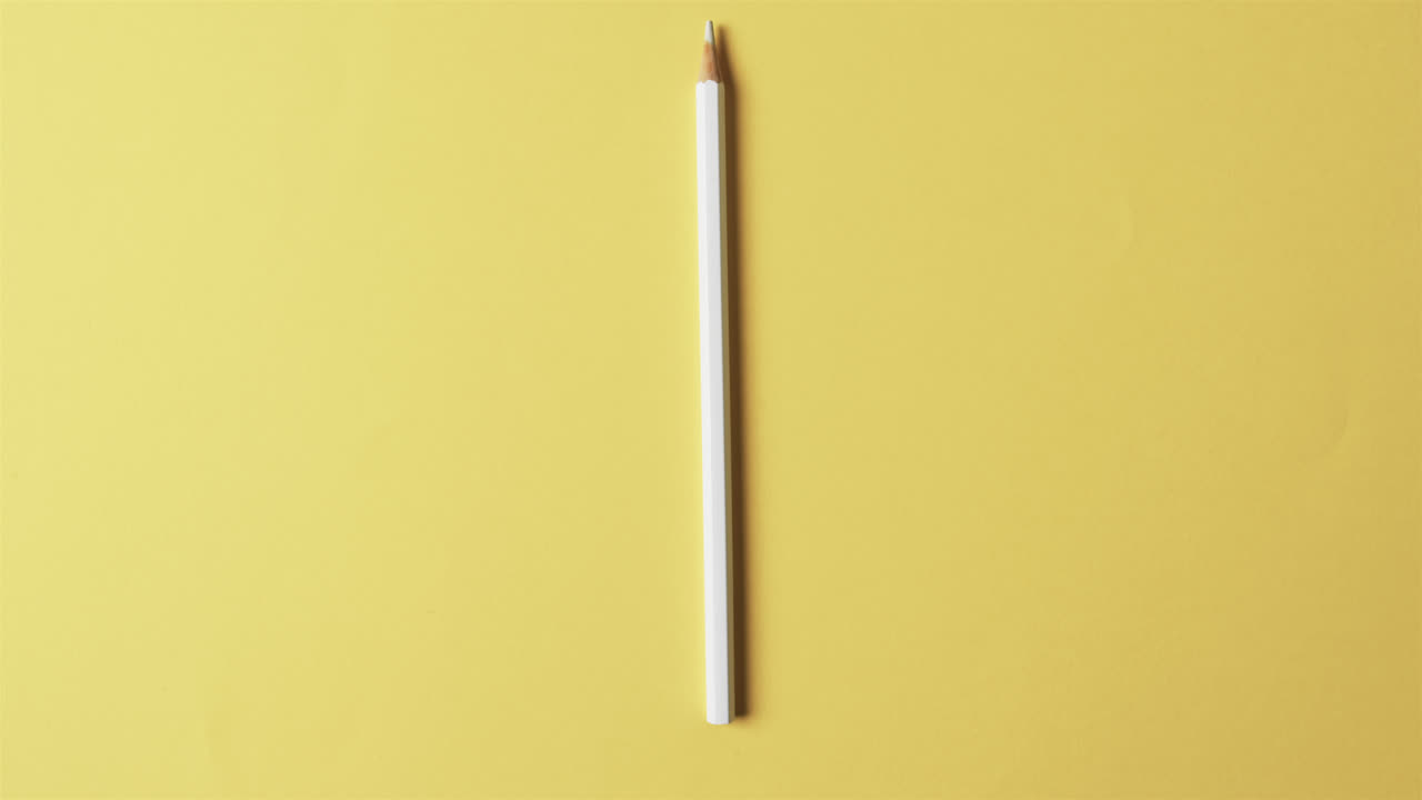 슬로우 모션으로 노란색 배경에 복사 공간이 있는  ⁇  크레이온의 상상