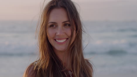 Retrato-De-Una-Joven-Feliz-Gira-La-Cabeza-Sonriendo-Disfrutando-Del-Cálido-Día-De-Verano-En-La-Playa-Al-Atardecer-En-Cámara-Lenta