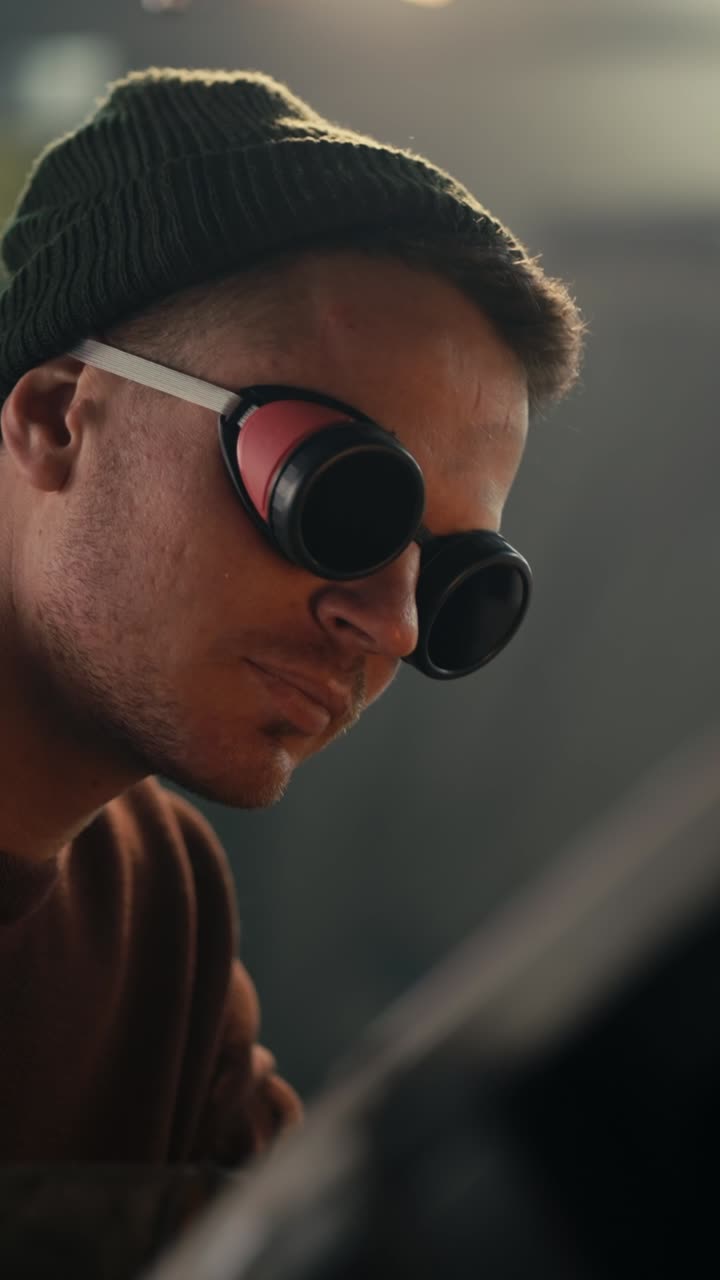 soldador en el trabajo