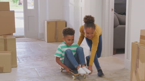 Chica-Empujando-A-Su-Hermano-En-Patineta-Entre-Cajas-En-Movimiento-En-El-Día