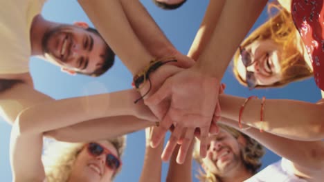 amigos adultos jóvenes divirtiéndose en la playa 4k