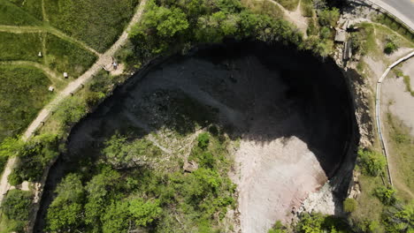 Toma-Aérea-De-Arriba-Hacia-Abajo-De-La-Ponchera-Del-Diablo,-Una-Cascada-De-Cinta-De-37-Metros-En-La-Escarpa-De-Niagara,-En-La-Comunidad-De-Stoney-Creek-De-Hamilton,-Ontario