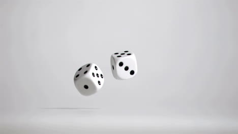 mano en súper cámara lenta lanzando un par de dados