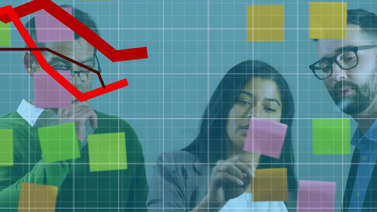 Mulher liderando equipe movendo post-its em quadro de vidro enquanto linhas vermelhas se sobrepõem, mapeando negócios.
