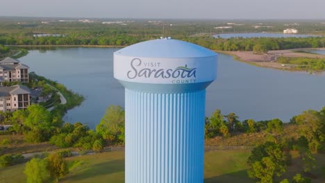 Una-Vista-De-ángulo-Alto-Sobre-Torres-De-Agua-En-Sarasota,-Florida-Durante-La-Puesta-De-Sol