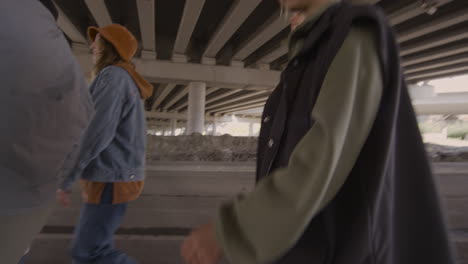 equipo de baile caminando por la carretera