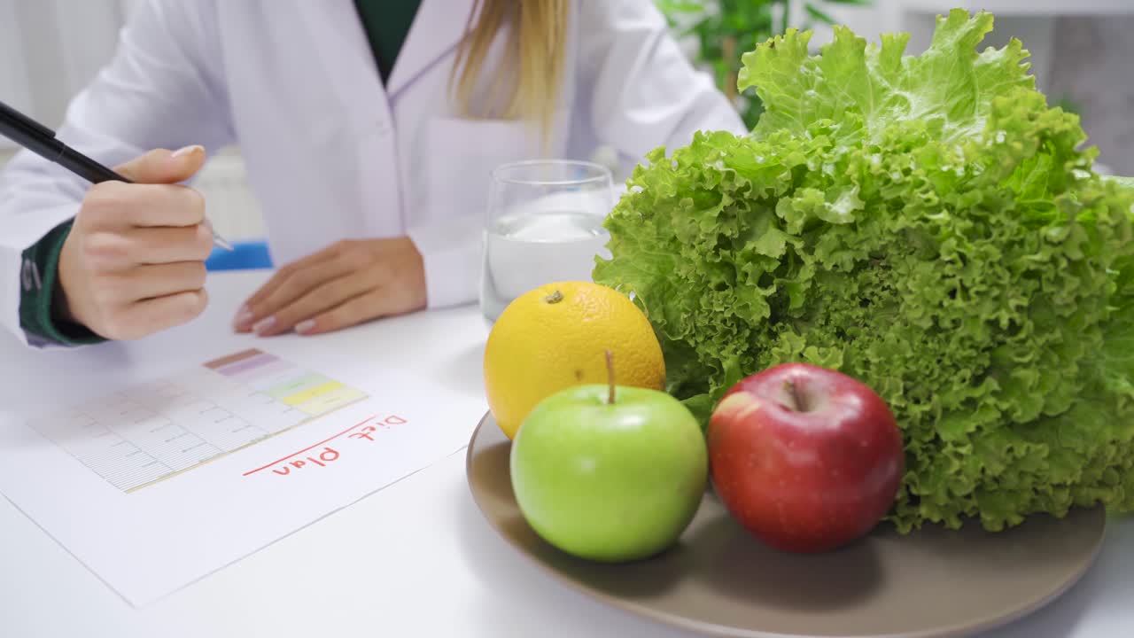 el médico nutricionista prepara un plan de dieta para una vida saludable.