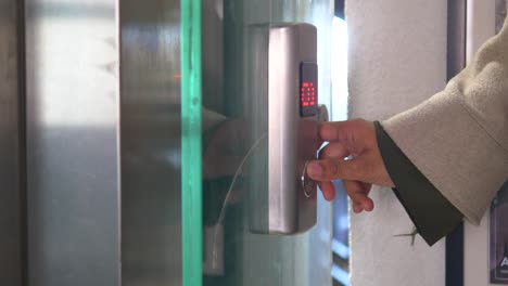 persona presionando el botón del ascensor