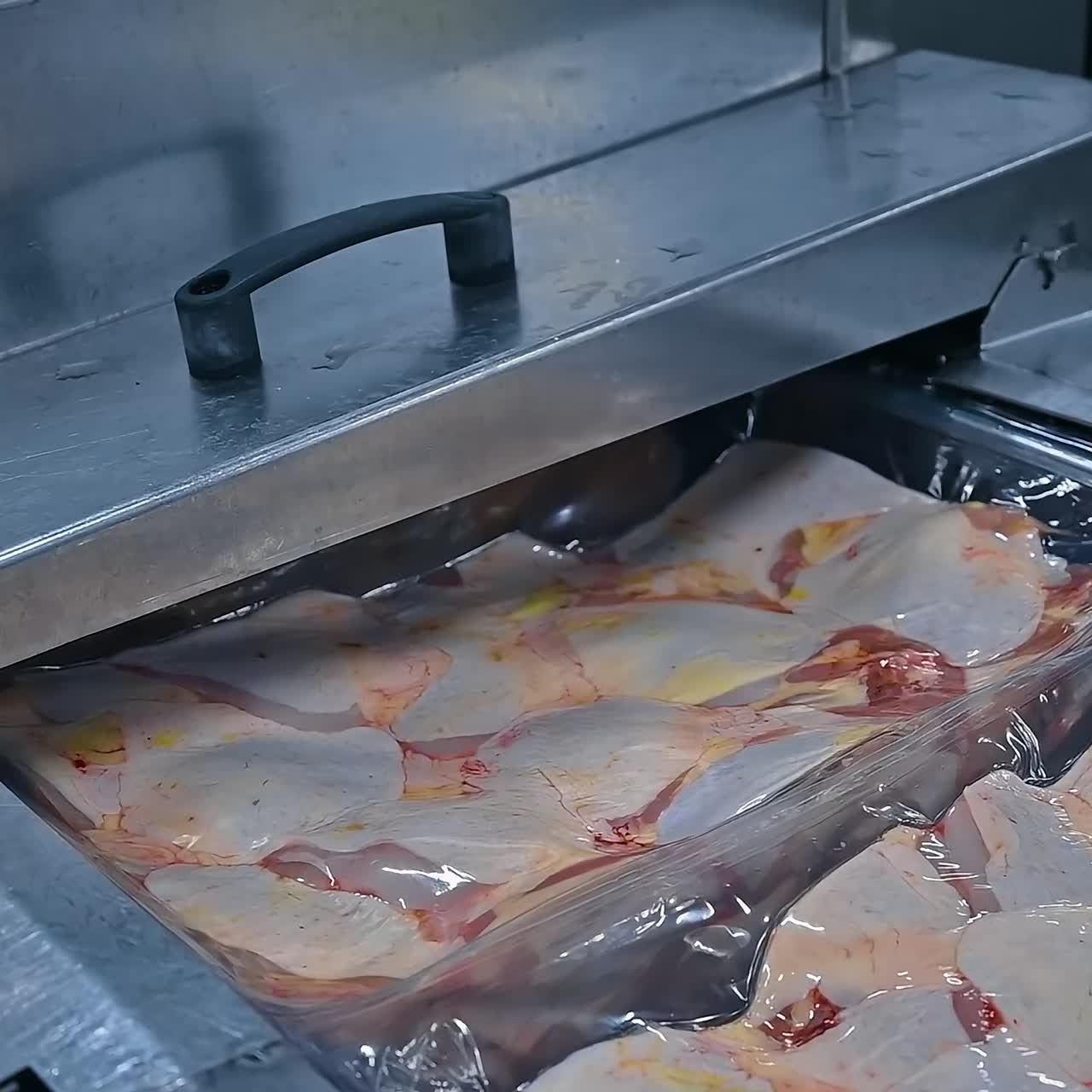 Thermal packaging of food products. Process of packaging meat products in plastic packaging