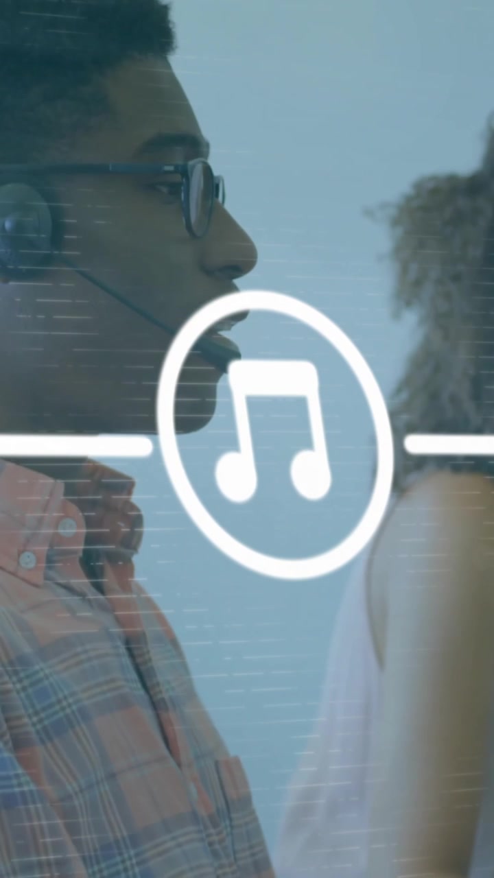 Animazione di icone multimediali su diversi professionisti che usano cuffie telefoniche in ufficio