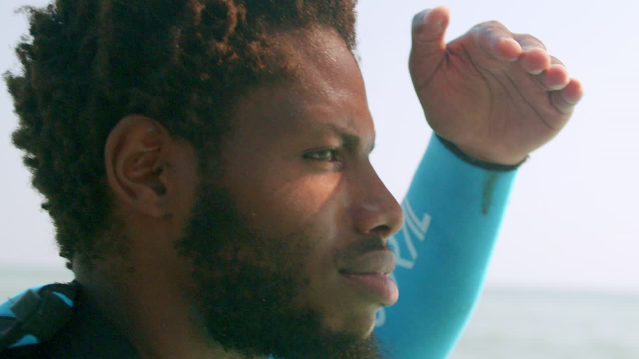 un conservacionista marino voluntario en busca de pescadores ilegales en un barco en mombasa, kenia