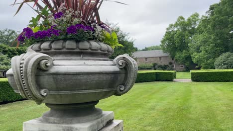 Views-around-a-garden-with-hedgerows-and-small-building