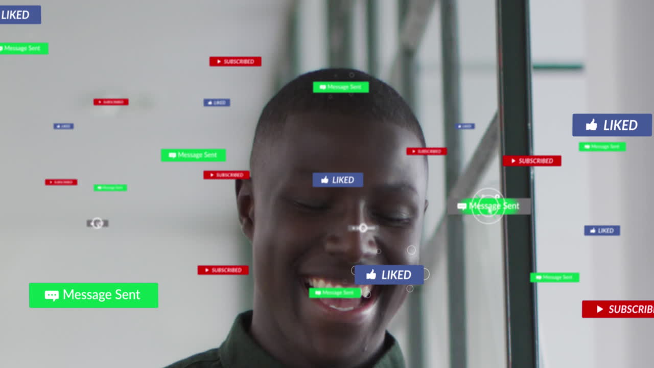 animación de iconos y números de las redes sociales sobre un empresario afroamericano en el cargo