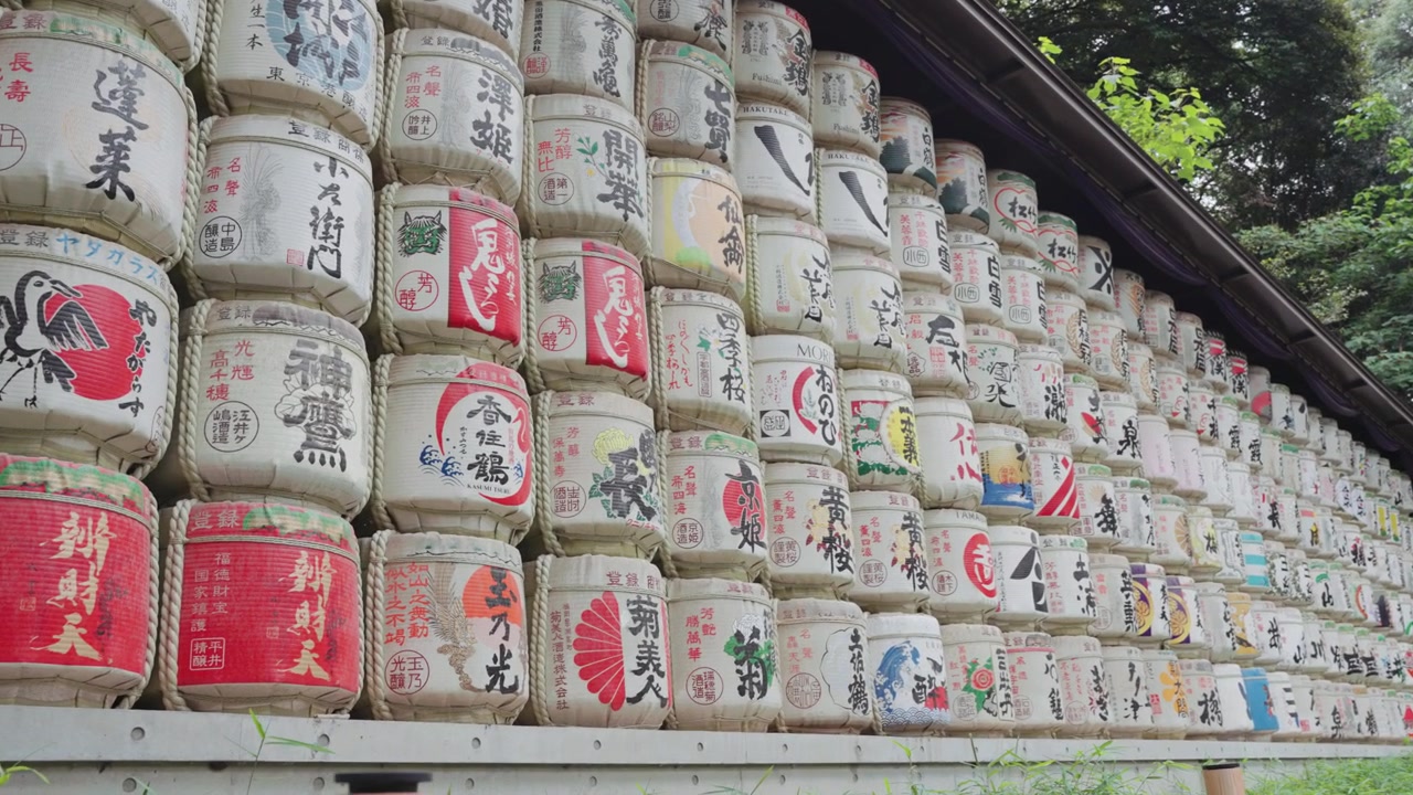 Video panning lebar yang mulus dari tong sake yang dihias indah di Kuil Meiji Jingu pada siang hari di Taman Yoyogi, Tokyo