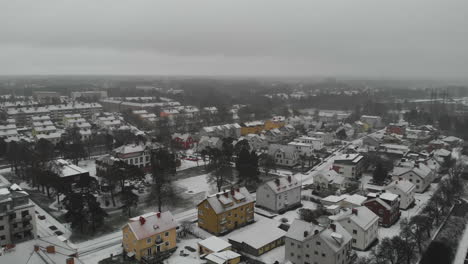 nevadas en los techos de las casas y calles en una típica ciudad nórdica en invierno