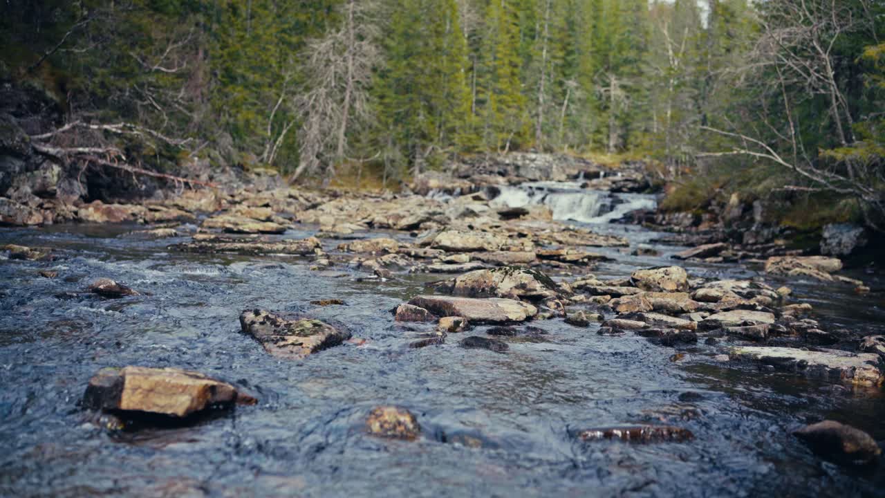 Bæk med vandfald i Åfjord, Norge – Vidvinkeloptagelse.