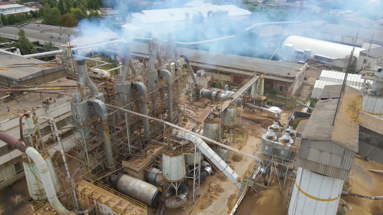 vista aérea de una planta de procesamiento de madera con chimenea desde el proceso de producción que contamina el medio ambiente en el patio de fabricación de la fábrica