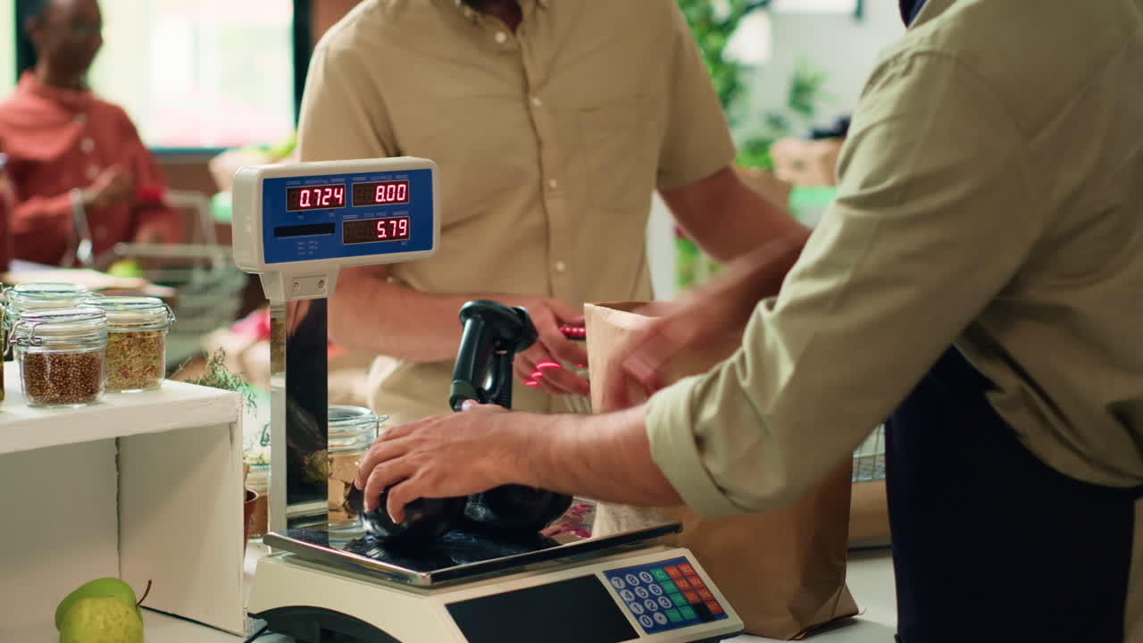 농산물 을 가지고 고객 에게 봉사 하는 창고 관리자
