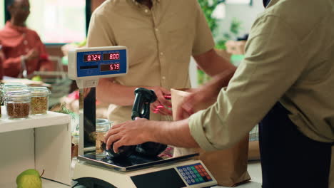 almacén que sirve al cliente con productos
