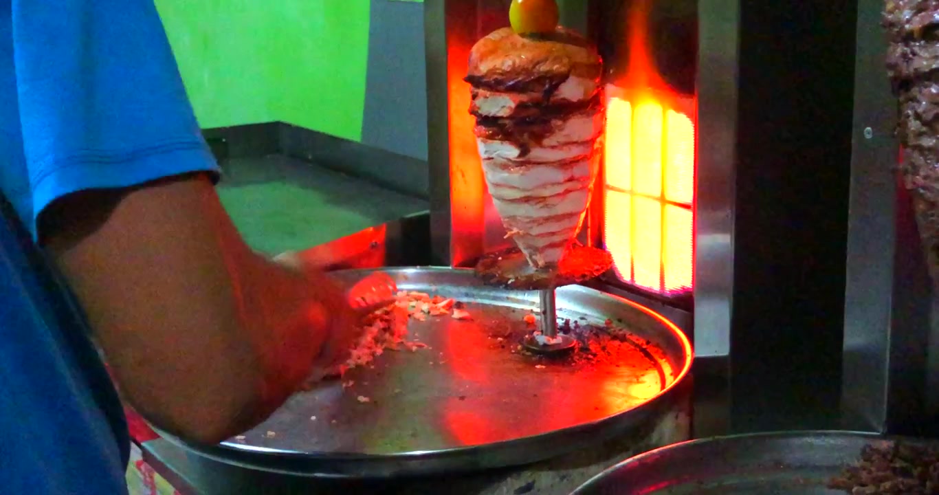 Preparazione di uno snack di shawarma di pollo caldo e piccante