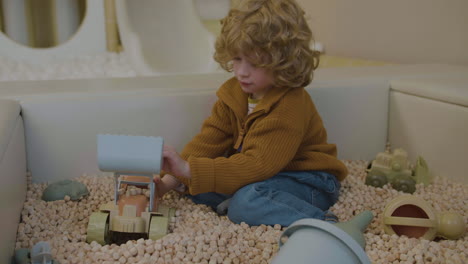 niño pequeño en la sala de juegos