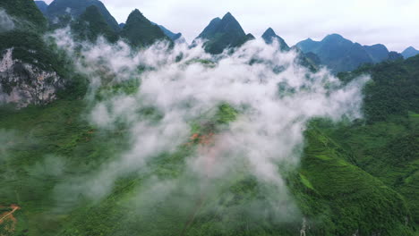 las nubes de lluvia se reúnen