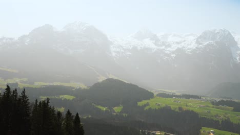 montañas austriacas y campos verdes
