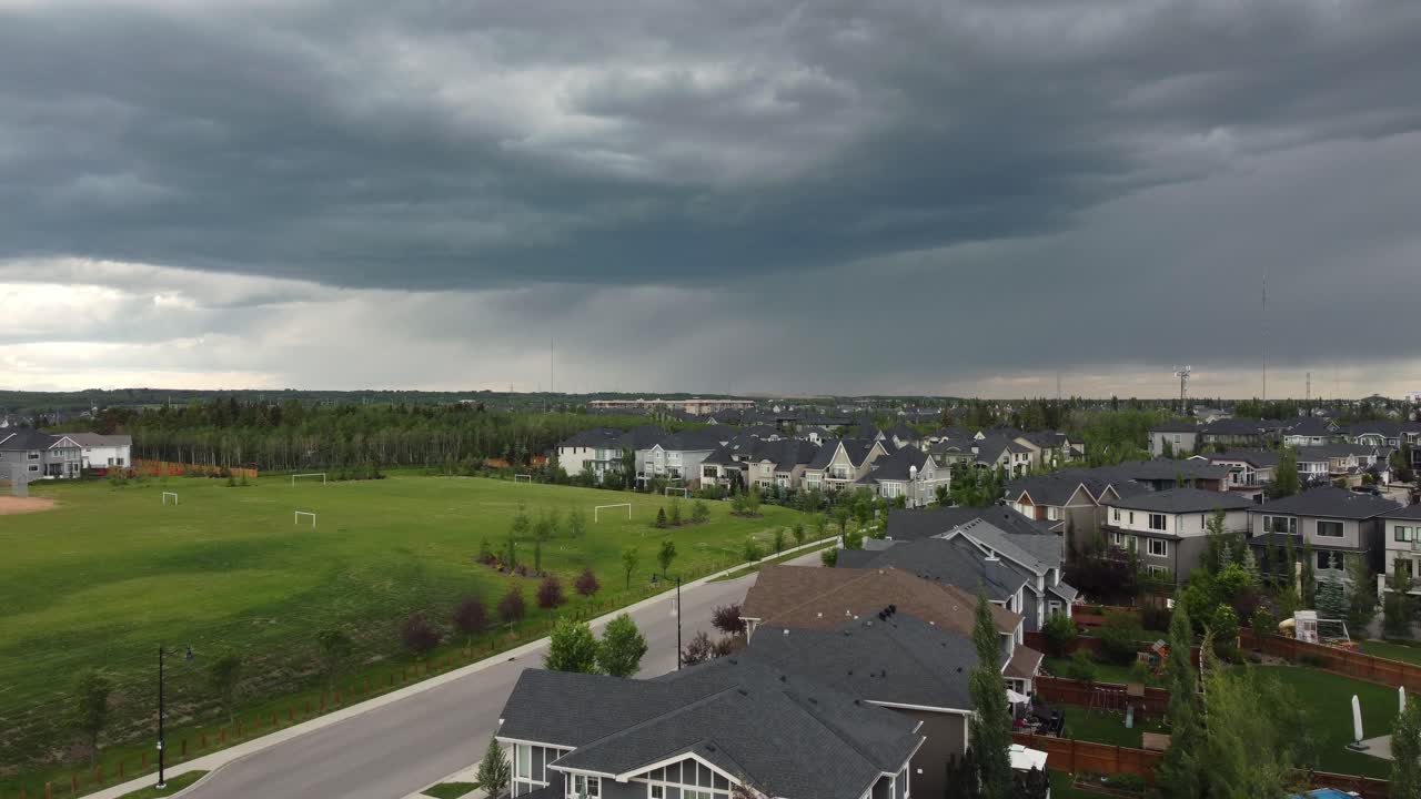 vista de un avión no tripulado de una comunidad suburbana en canadá como una tormenta de verano rueda en