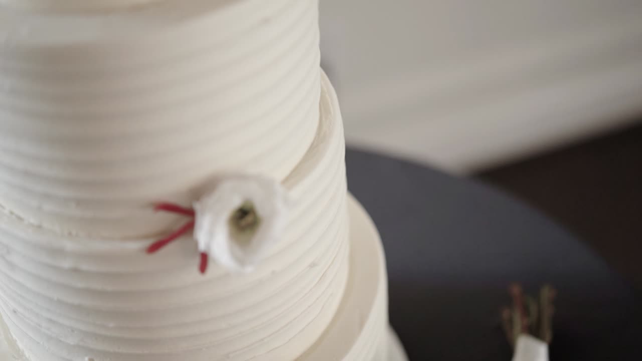 elegante pastel de bodas con una mesa de ramo de flores rojas y blancas