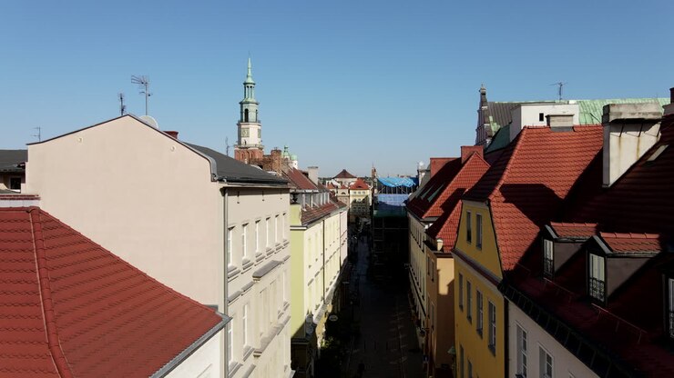 Ripresa con drone di una strada stretta e vuota tra le case a Poznań, Polonia.