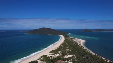 el parque nacional de myall lakes con la pintoresca playa de mungo en nsw, australia - fotografía aérea