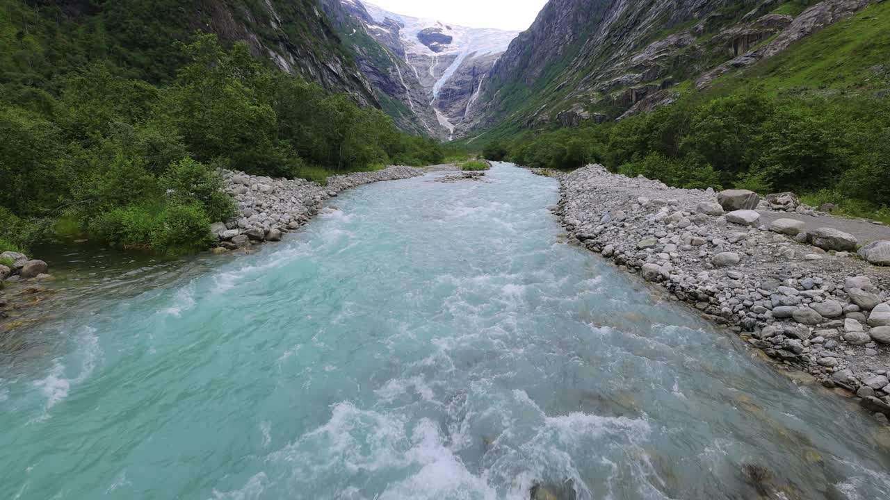 el glaciar kjenndalsbreen es una naturaleza hermosa, un paisaje natural de noruega.