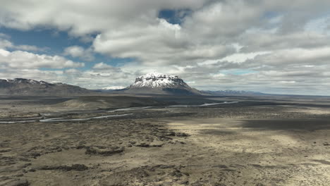 Islandia-Famoso-Volcán-Con-Nieve-Herdubreid-Parque-Nacional-Vatnajökull-Antena