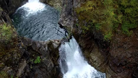 Hermosa-Cascada-Doble-Con-Piscina-En-El-Medio