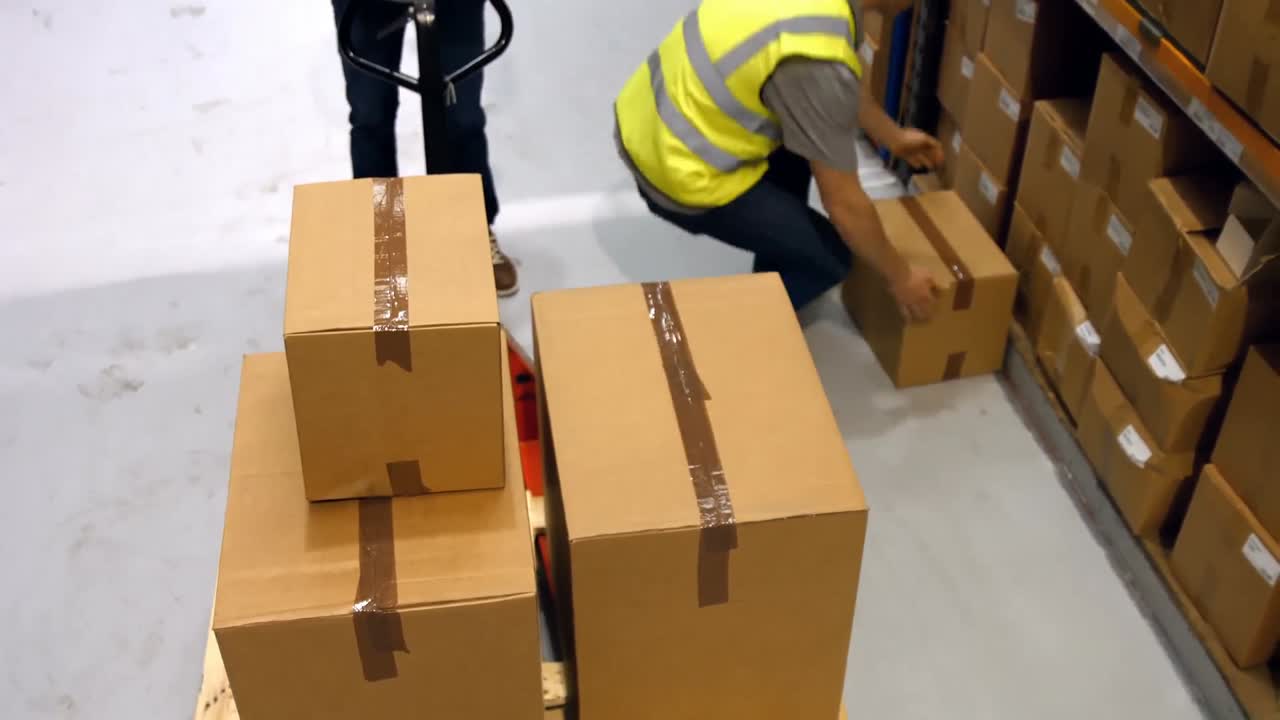 trabajadores que entregan mercancías