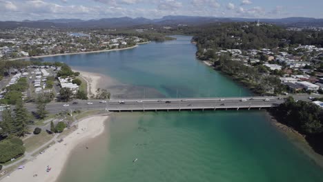 Vehicles-Driving-Through-The-Bridge-Spanning-On-Tallebudgera-Creek-In-QLD,-Australia