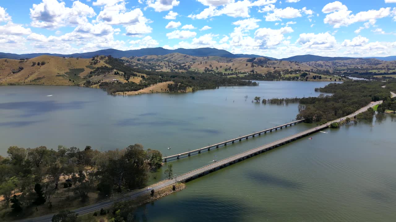 lago eildon lleno de agua, pan largo de avión no tripulado en el día del cielo azul