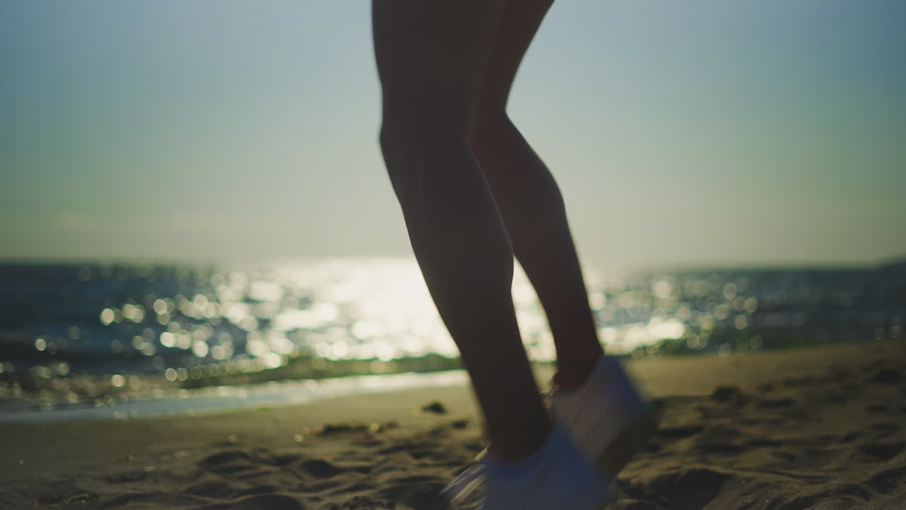 해가 지면 해변에 뛰어드는 여자