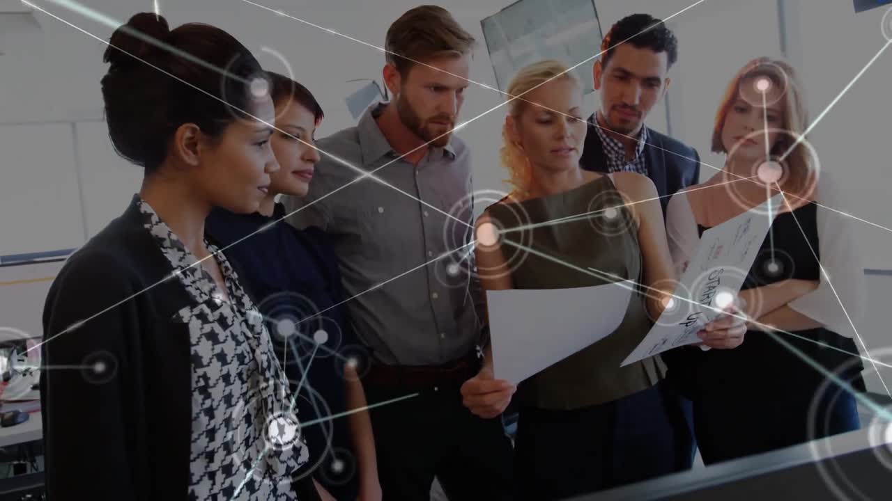 animación de la red de conexiones a través de diversos empresarios que discuten sobre documentos en la oficina.