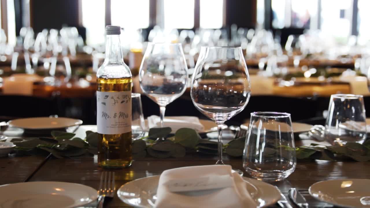 결혼식 피로연 장소 장식 및 세부 사항 설정 샷